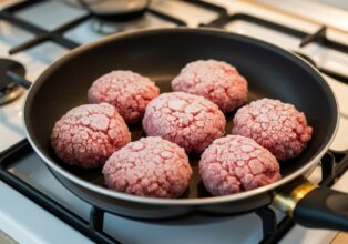 Gefrorenes Hackfleisch braten