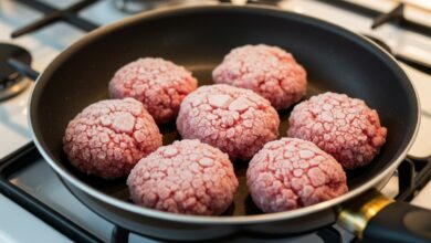 Gefrorenes Hackfleisch braten